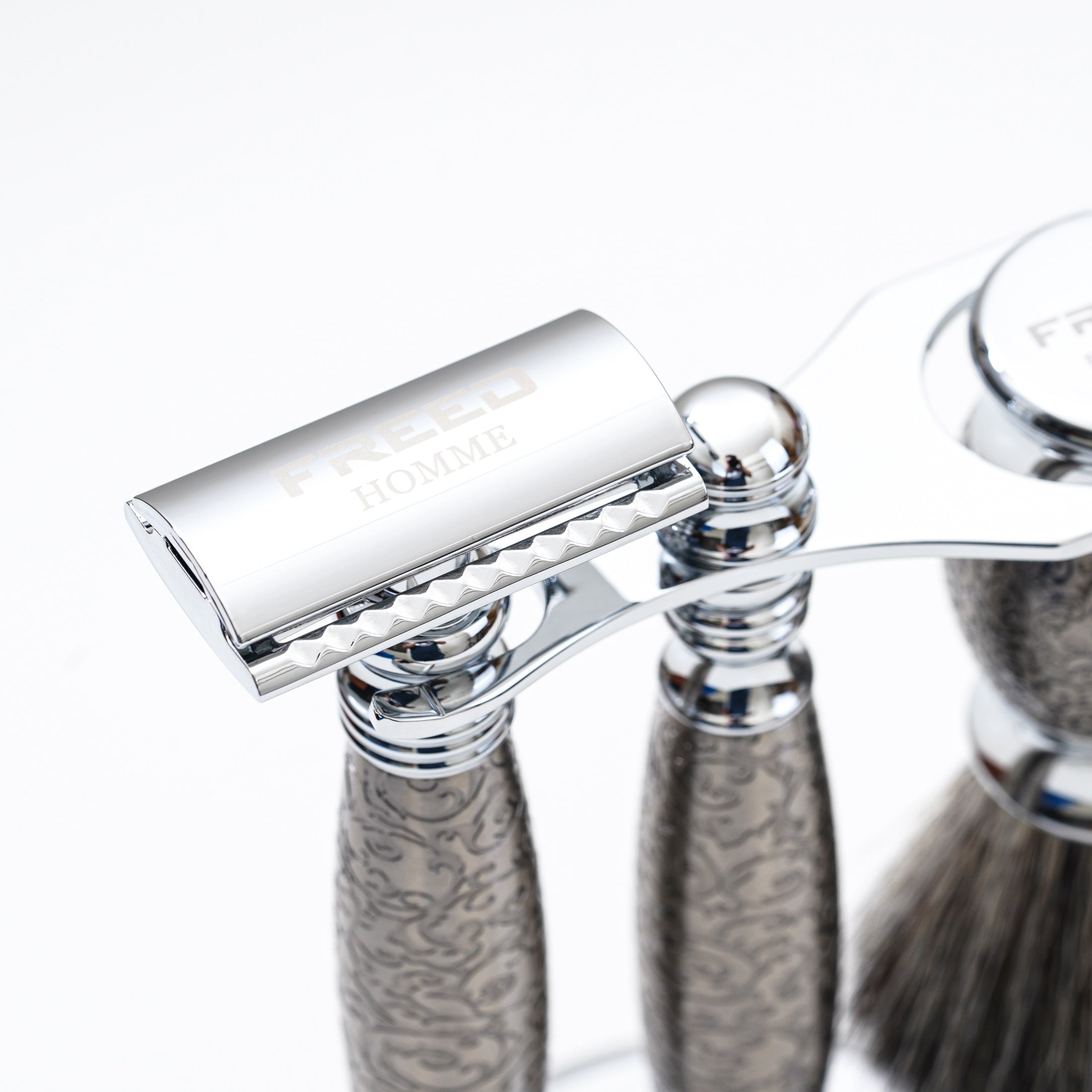 FREED LUXURY FOUR-PIECE SHAVING SET FOR MEN - Embossed style