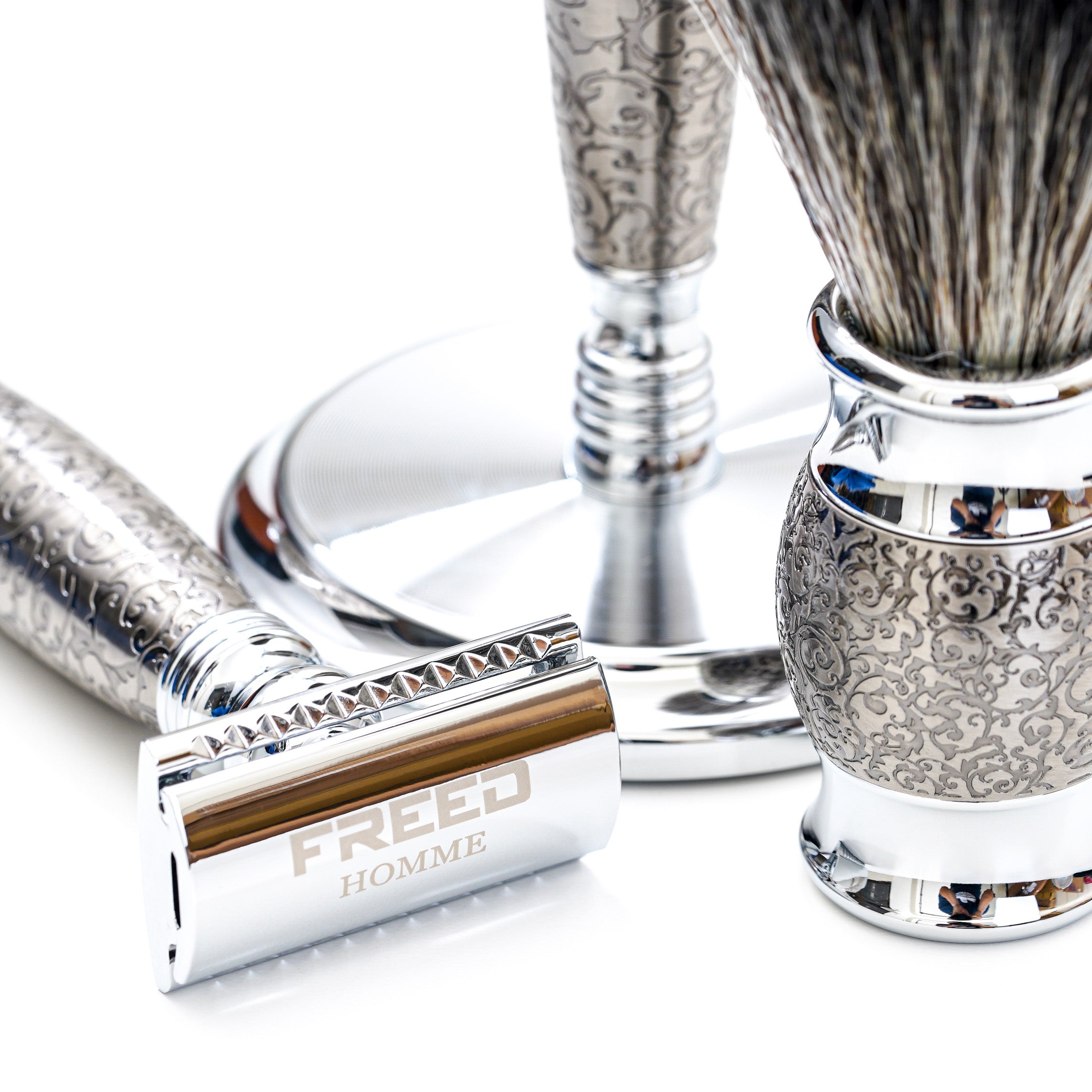 FREED LUXURY FOUR-PIECE SHAVING SET FOR MEN - Embossed style