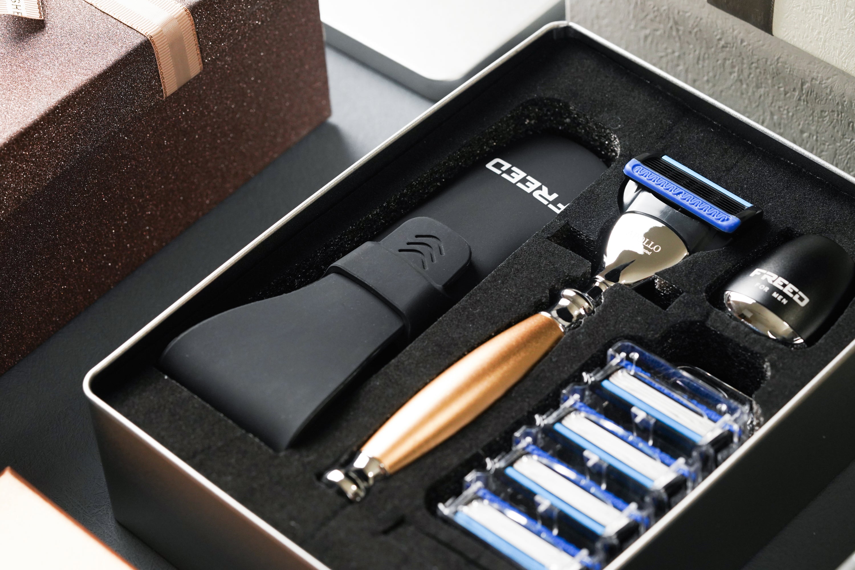 FREED TRAVEL FOUR-PIECE SAFETY RAZOR GIFT SET - Gold