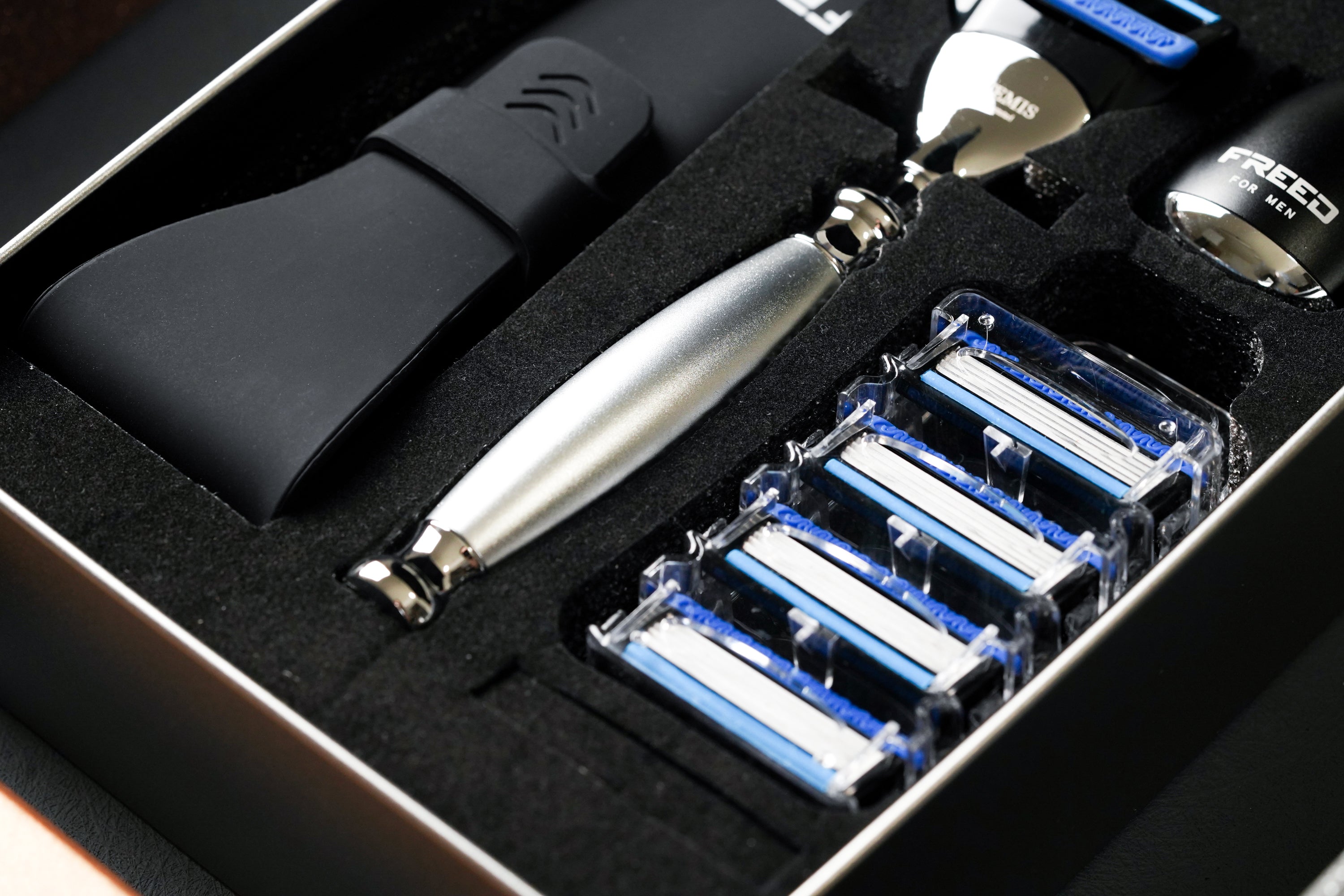 FREED TRAVEL FOUR-PIECE SAFETY RAZOR GIFT SET - Silver