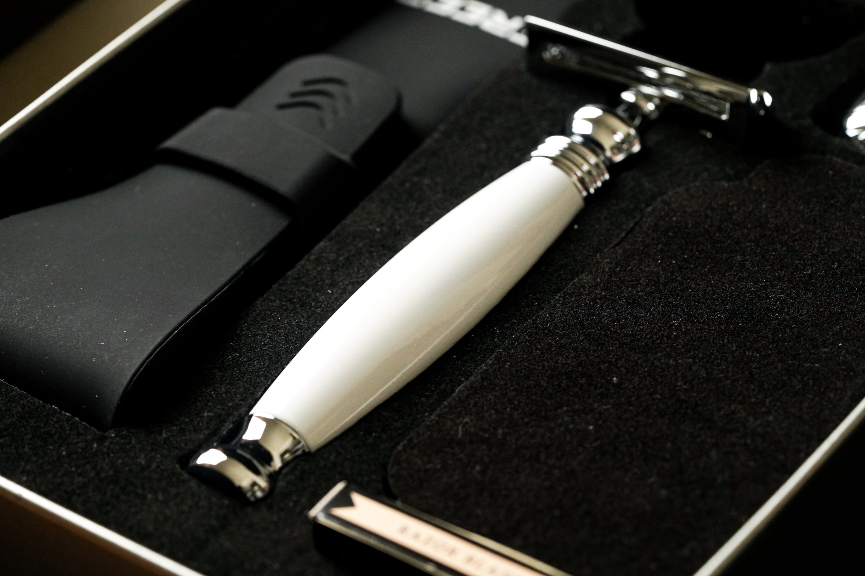 FREED TRAVEL FOUR-PIECE SAFETY RAZOR GIFT SET - pearl White