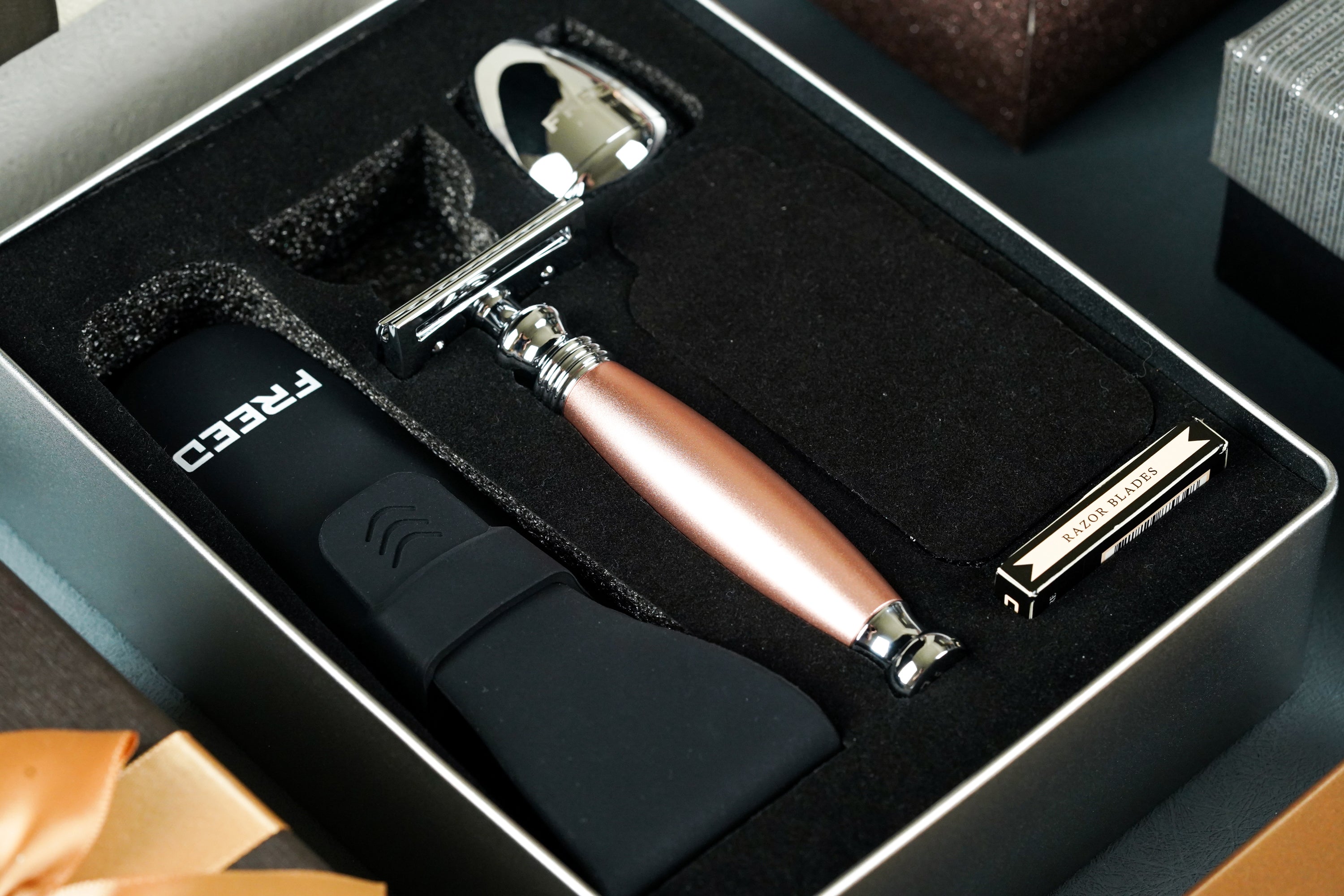 FREED TRAVEL FOUR-PIECE SAFETY RAZOR GIFT SET - Gold rose