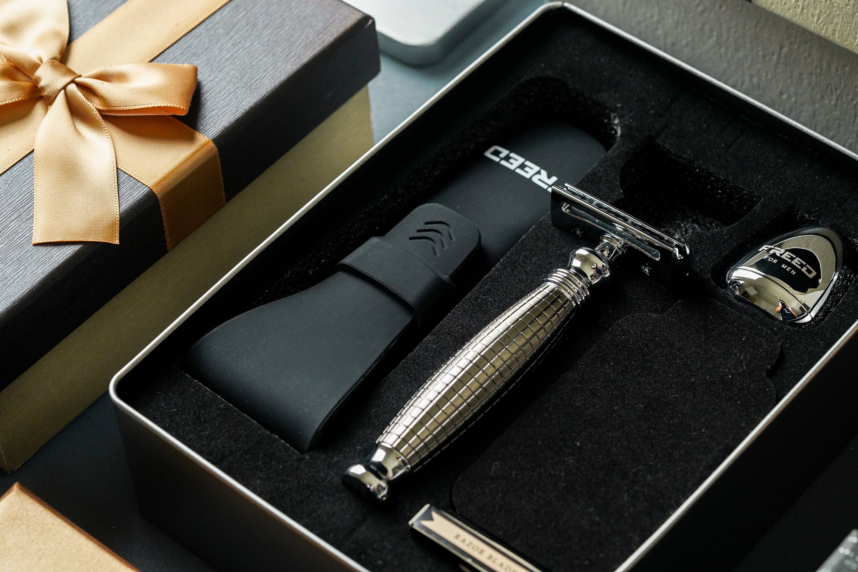 FREED TRAVEL FOUR-PIECE SAFETY RAZOR GIFT SET - relief grenade style