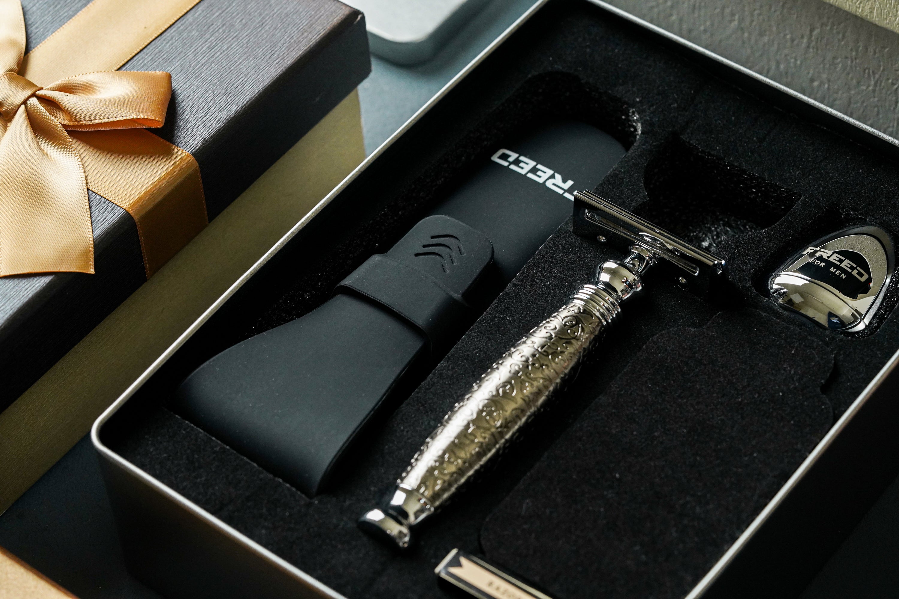 FREED TRAVEL FOUR-PIECE SAFETY RAZOR GIFT SET - Embossed style