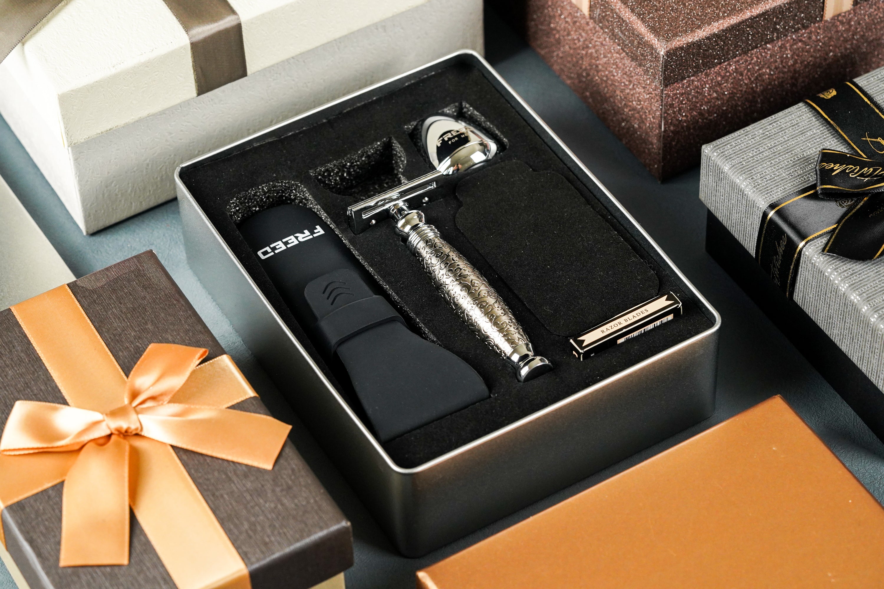 FREED TRAVEL FOUR-PIECE SAFETY RAZOR GIFT SET - Embossed style