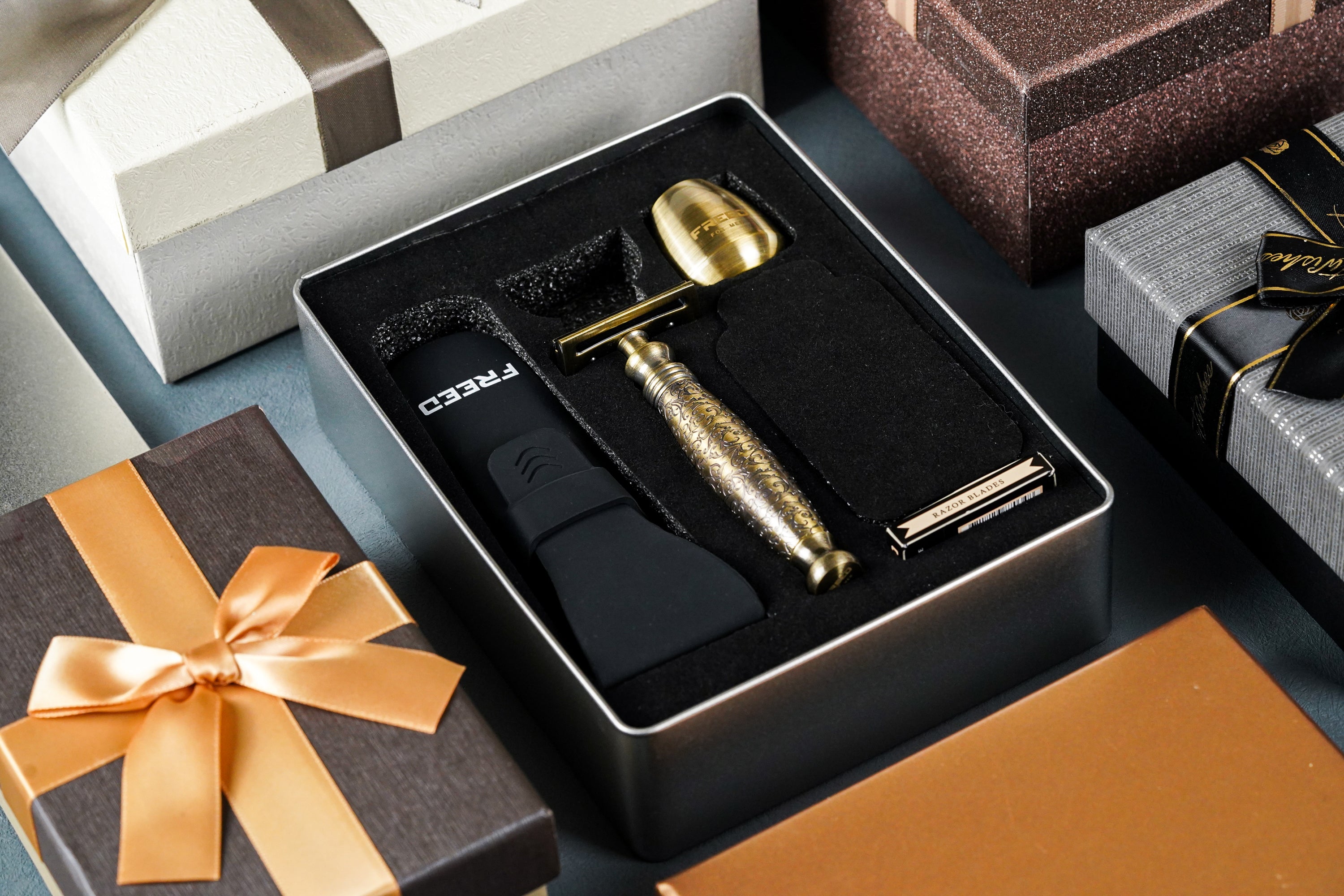 FREED TRAVEL FOUR-PIECE SAFETY RAZOR GIFT SET - bronze relief