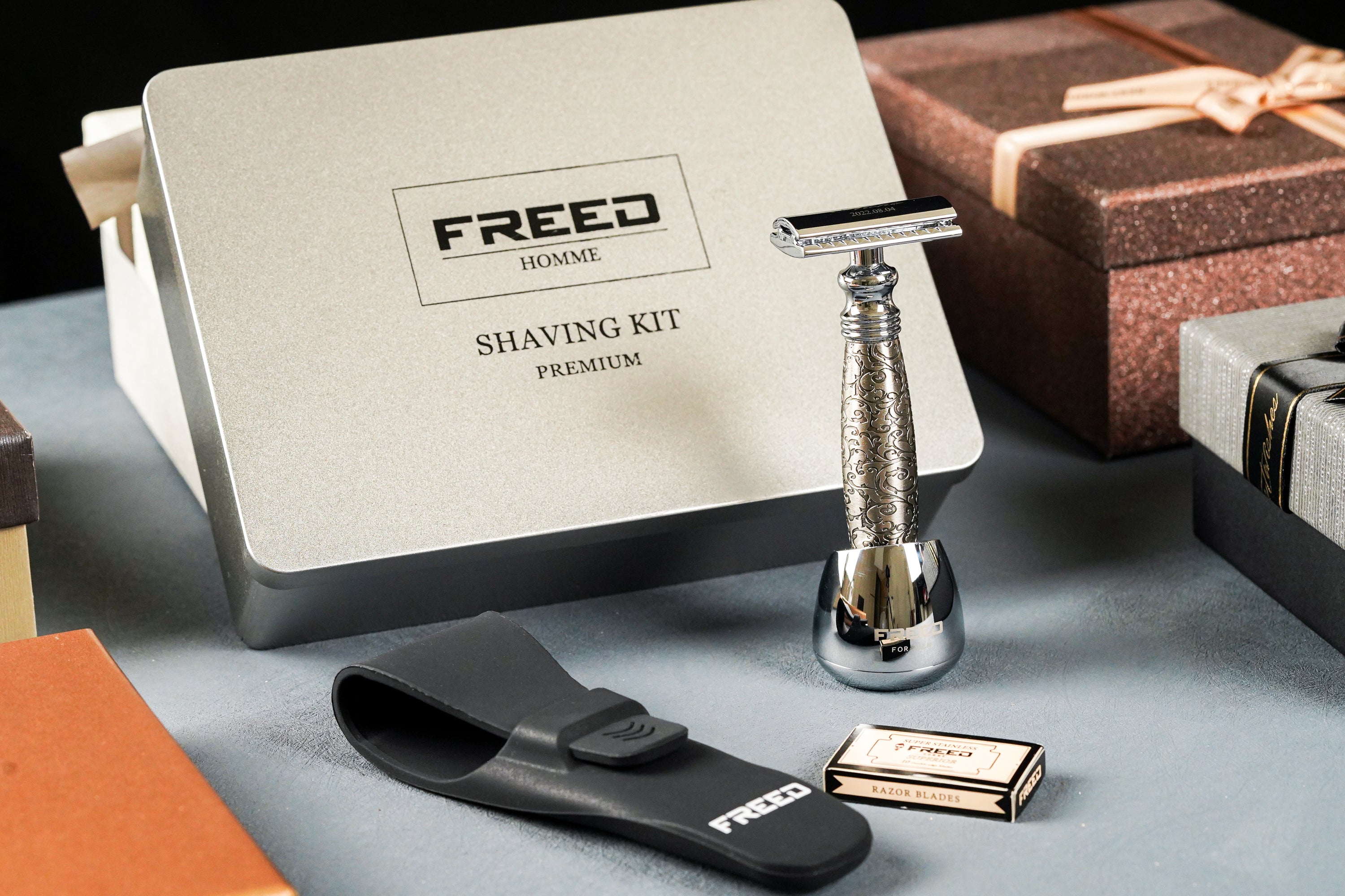 FREED TRAVEL FOUR-PIECE SAFETY RAZOR GIFT SET - Embossed style